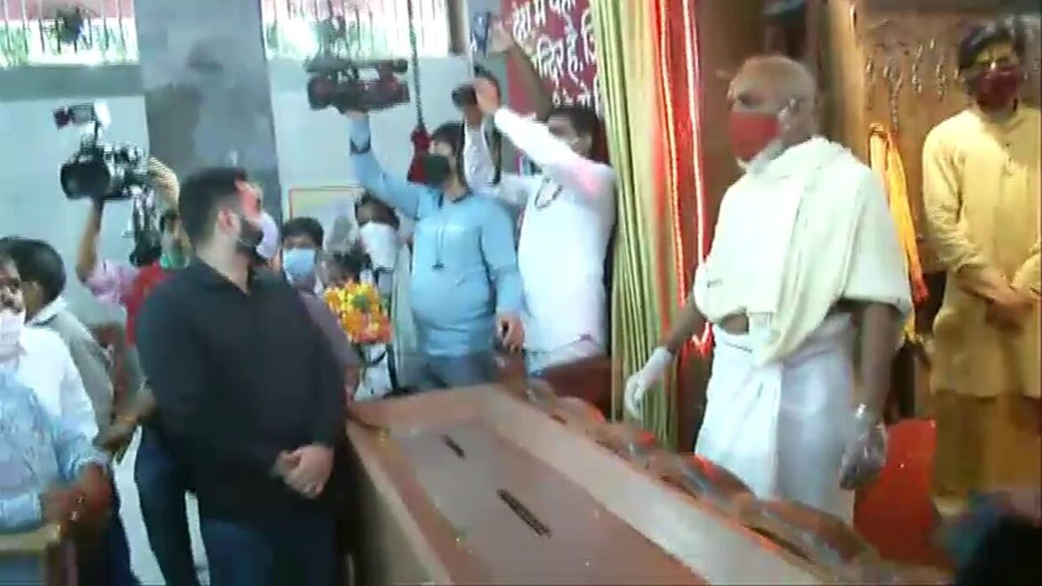 BJP President JP Nadda offers prayers at Hanuman Mandir in Patna